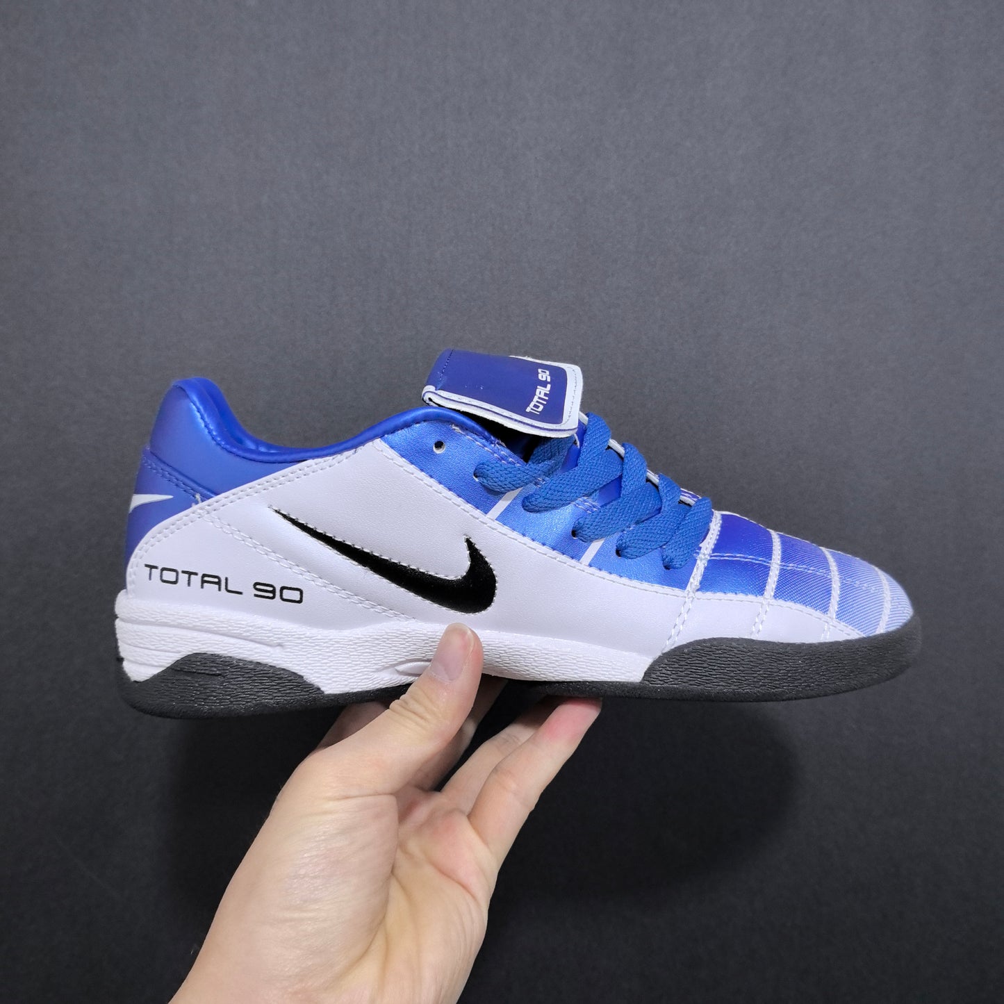 Total 90 tongue futsal (blue & white)