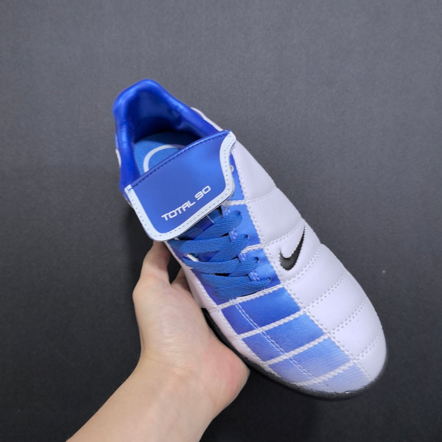 Total 90 tongue futsal (blue & white)